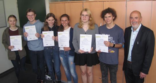 Übergabe der Urkunden durch Herrn Meyer an unsere KulturStarter*Innen