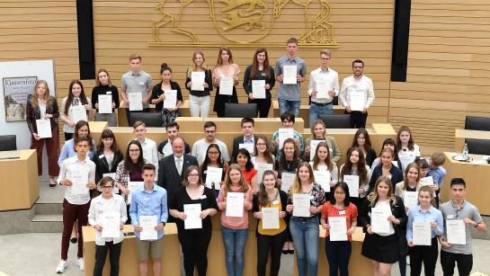 Preisträgerin Sally Liu zwischen Landtagspräsidentin Muhterem Aras und dem Beiratsvorsitzenden Norbert Beck bei der Preisverleihung im Landtag in Stuttgart